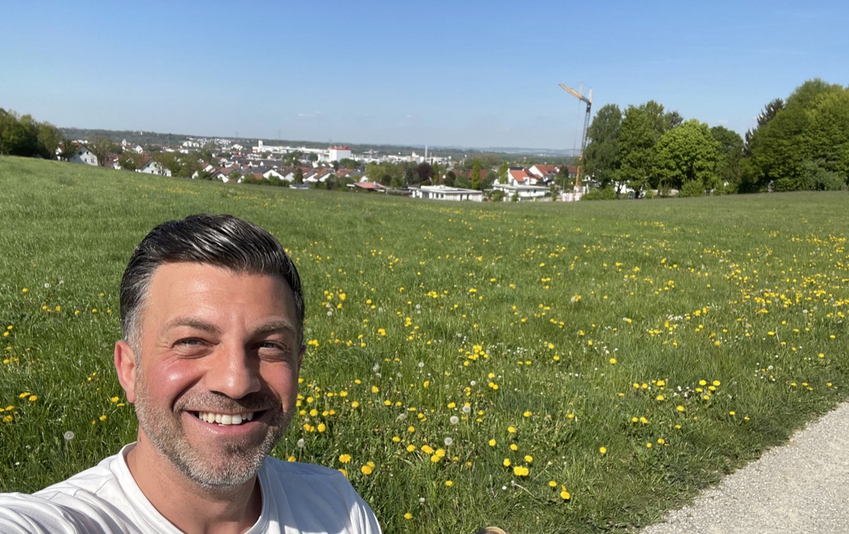 Gökmen Anli auf einer Löwenzahnwiese