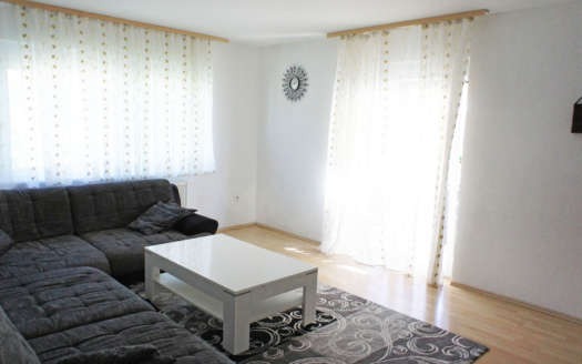 4 Zimmer Wohnung mit Balkon und Carport mitten in Vöhringen