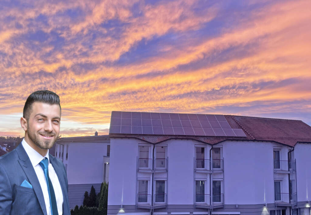 Gökmen Anli vor einem Wohnhaus in Senden