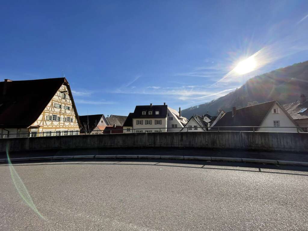 Fachwerkhäuser in der Blaubeurer Altstadt vor den Hängen der Schwäbischen Alb