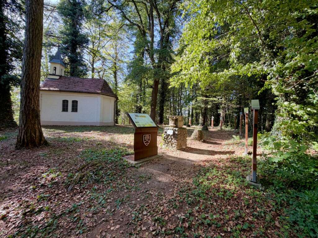 Maria-Hilf-Kapelle auf dem Schlossberg in Bellenberg mit Informationstafeln im Wald