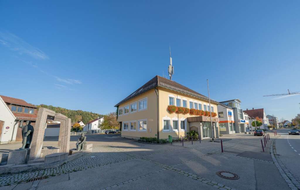 Rathaus Bellenberg mit Rathausbrunnen am Rathausplatz – Immobilienmakler Bellenberg