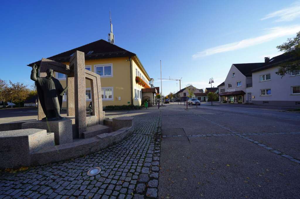 Rathausbrunnen in Bellenberg mit der Bronzefigur „Cunrat der Bellenbaerger“ vor dem Rathaus